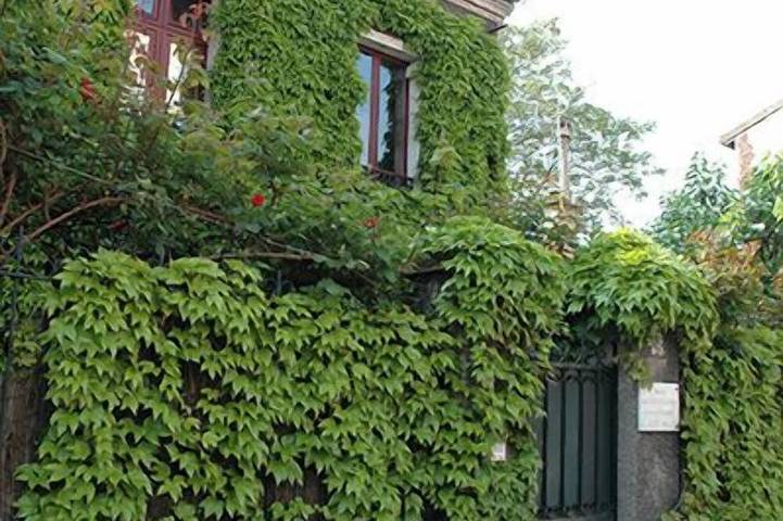Una casa de huéspedes con encanto en un jardín a 500 metros de París in Malakoff, Altos del Sena