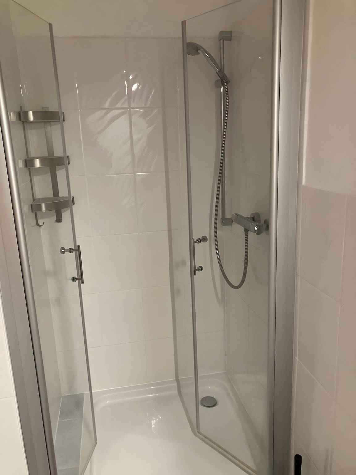 Ganze Wohnung, Ferienwohnung 'Seeblick Kummerow' mit Seeblick, Gemeinschaftsterrasse und Wi-Fi in Kummerow, Kummerower See