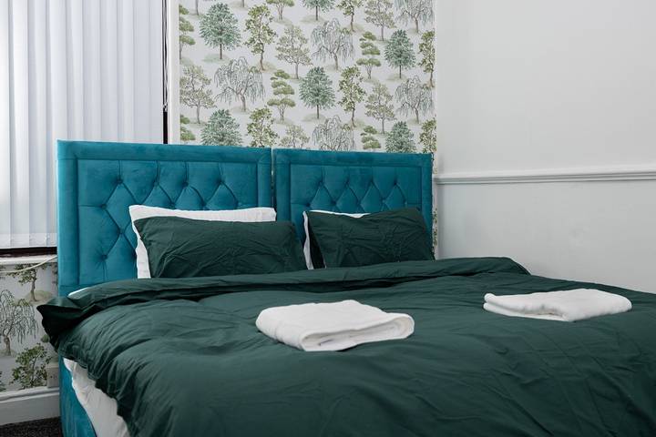 4-bed - Sleeps 8- Free Parking - Pet Friendly in Stoke-on-Trent, Midlands