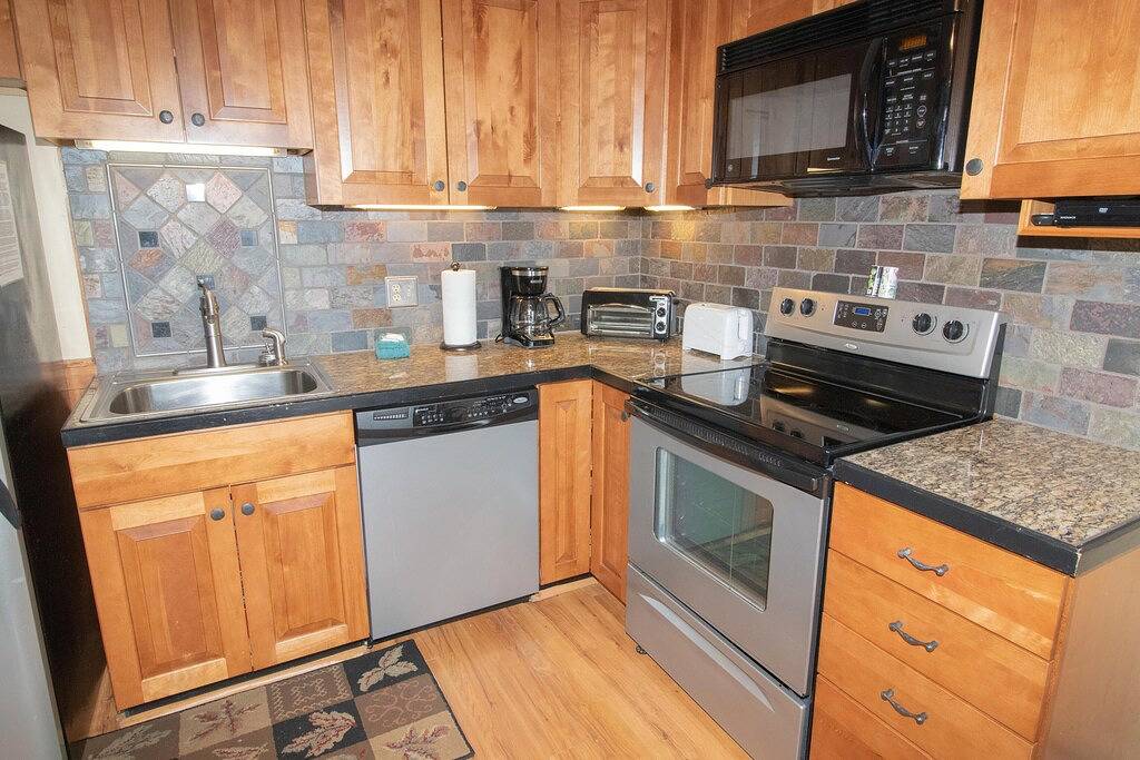 Ganze Wohnung, Wunderschöne 2Br / 2Ba Parking Wifi- neben dem Dorf mit Seeblick! in Snowshoe, Greenbrier River