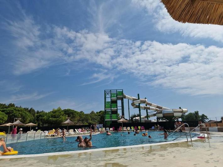 Camping pour 6 personnes, avec bassin pour enfant et jacuzzi ainsi que piscine et terrasse à Narbonne - 4