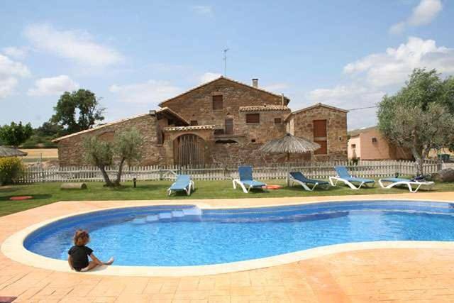 Casa de vacaciones para 19 personas, con jardín además de piscina y vistas, Se admiten mascotas en Segarra