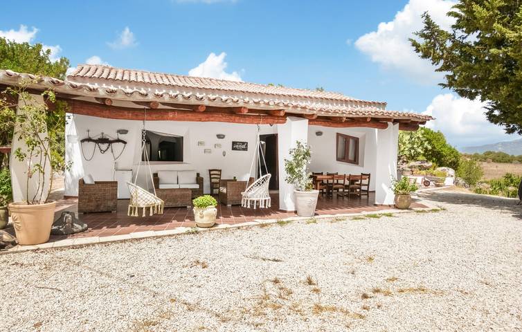 Location de vacances pour 10 personnes, avec piscine et jardin, animaux acceptés à Orgosolo