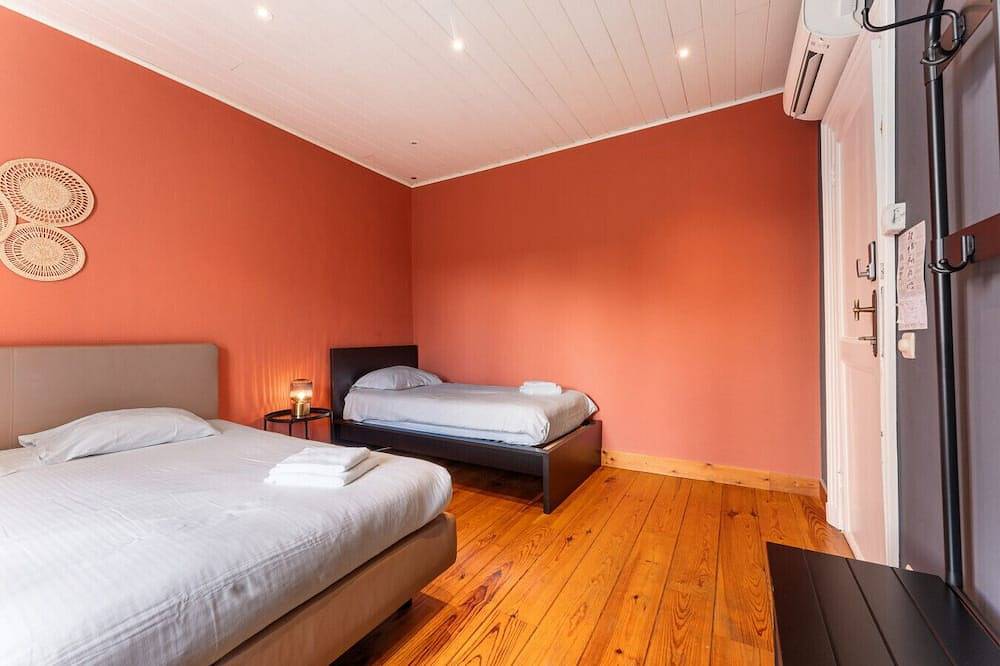 Cosy room next to old brewery in The Lake Suites in Bruges, Flandre-Occidentale