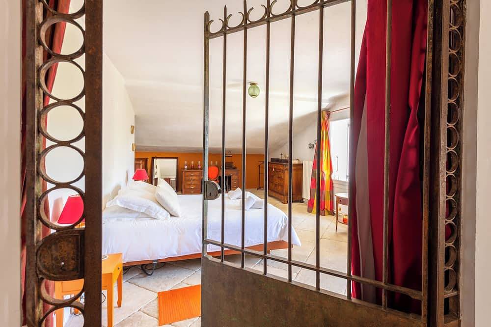 Family estate with large park and swimming pool in Mondragon, Vaucluse