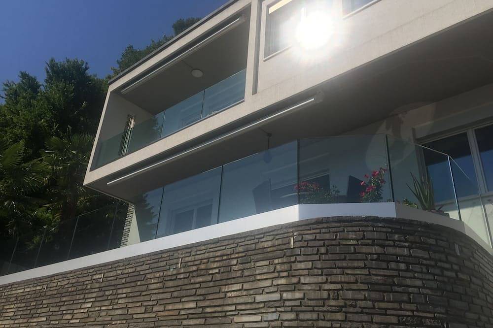 Ganze Wohnung, Fantastische hohe Wohnung in der Villa mit Seeblick in Caslano, Luganersee