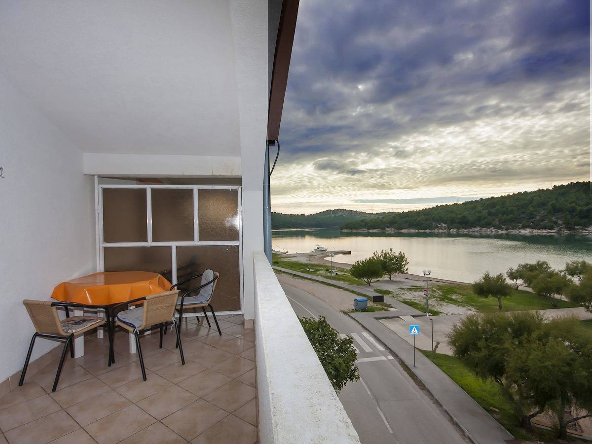 Ganze Wohnung, Apartment Bajan A3 mit einem Schlafzimmer in der Nähe des Meeres in Zaboric, Šibenik-Knin
