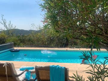 Cottage pour 3 personnes, avec terrasse ainsi que jardin et piscine à Claviers