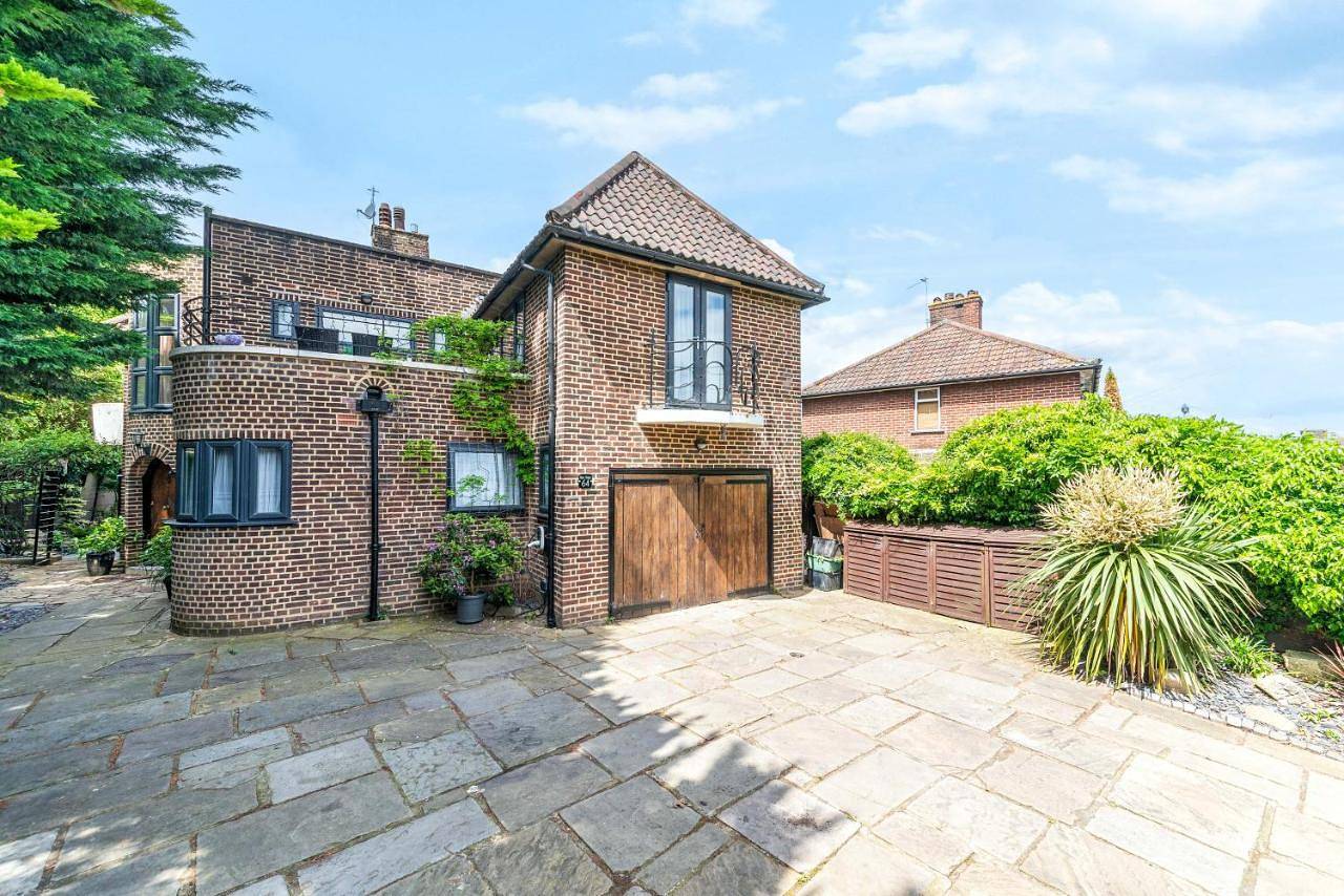Gatsby Villa London with Garden & Hot Tub in Bromley, London