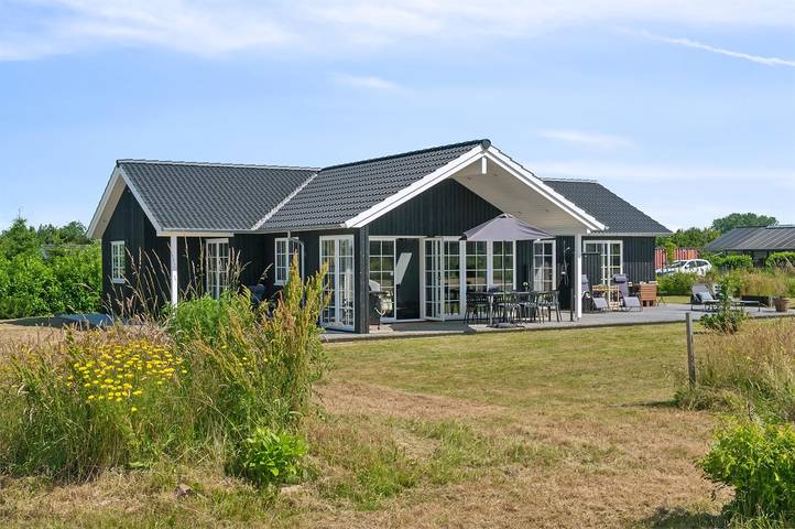 Ferieudlejning for 6 personer, med Terrasse og Have i Havnsø