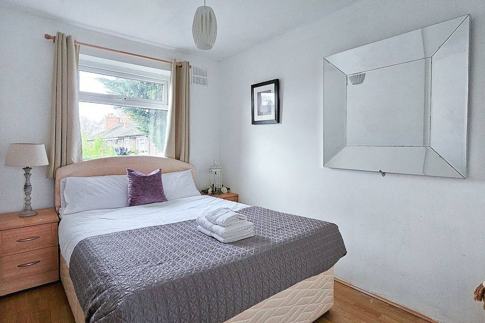 Spacious 6-Bed Home with Driveway in Manchester, Greater Manchester