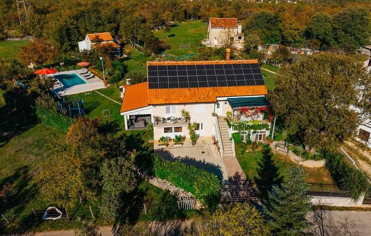 Gemütliche 125 m² große Wohnung mit Pool, Terrasse und WLAN in der Nähe des Flusses Ričina in Imotski, Makarska Riviera