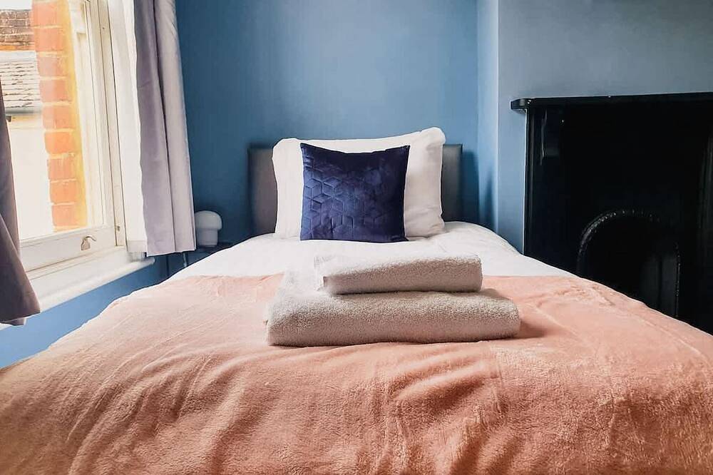 Cosy Holiday Home in Berkshire in Reading, Berkshire