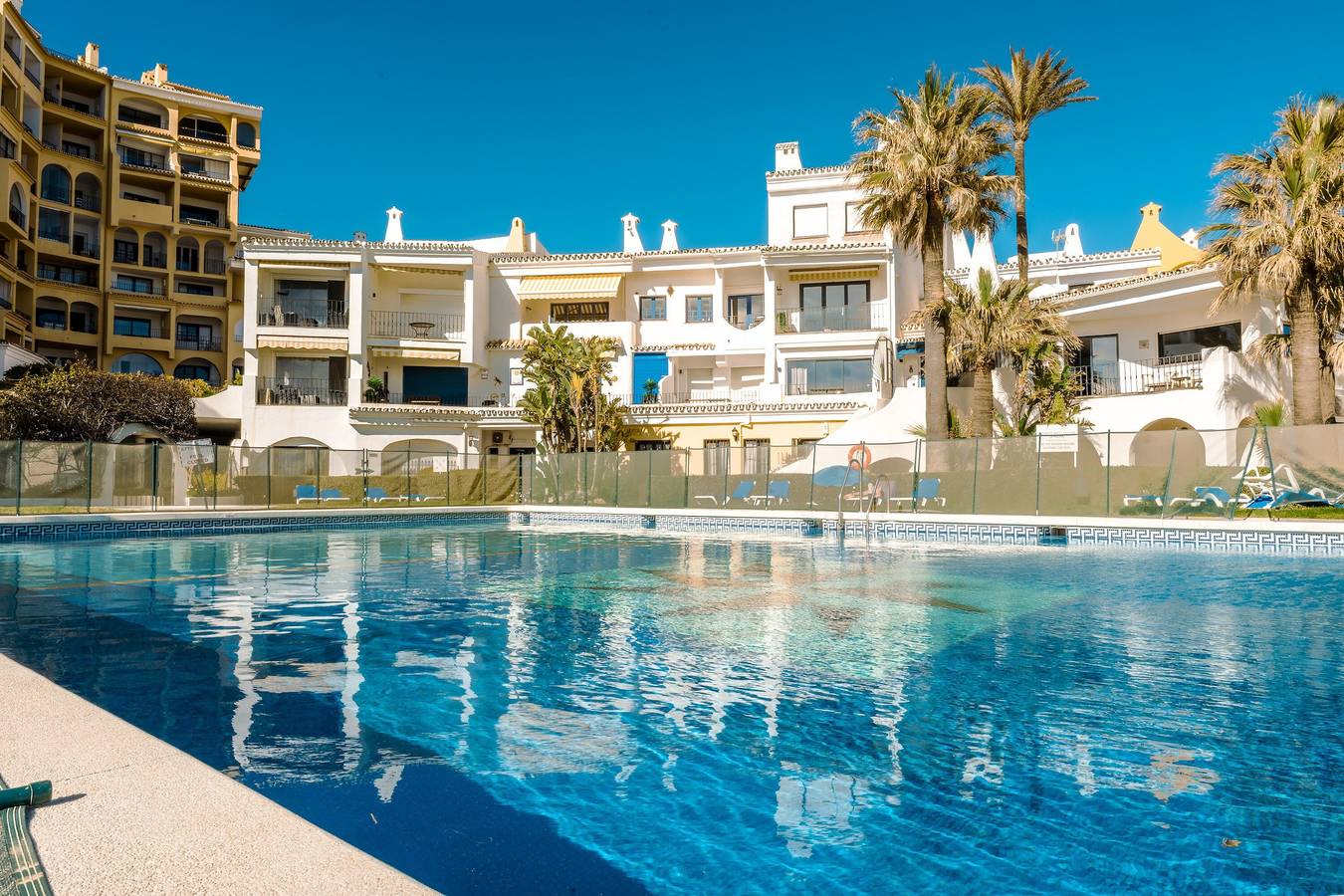Geheel appartement, Appartement met 4 slaapkamers aan de jachthaven van Puerto Cabopino, direct aan het strand in Playa Cabopino, Marbella
