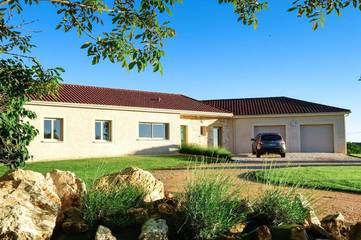 Location de vacances pour 10 personnes, avec piscine et jardin à Doissat