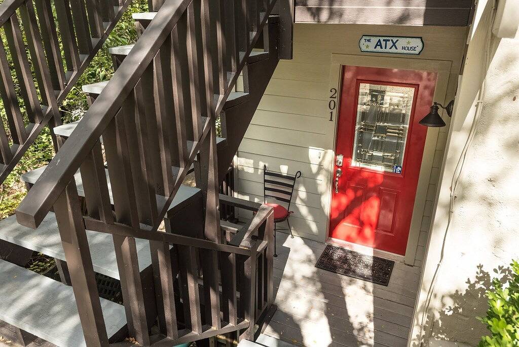 Ganze Wohnung, Überdachte Terrasse mit Blick; 2 Blocks zum Park, Springs, Trails, River; 2 mi in die Innenstadt! in Austin, Travis County