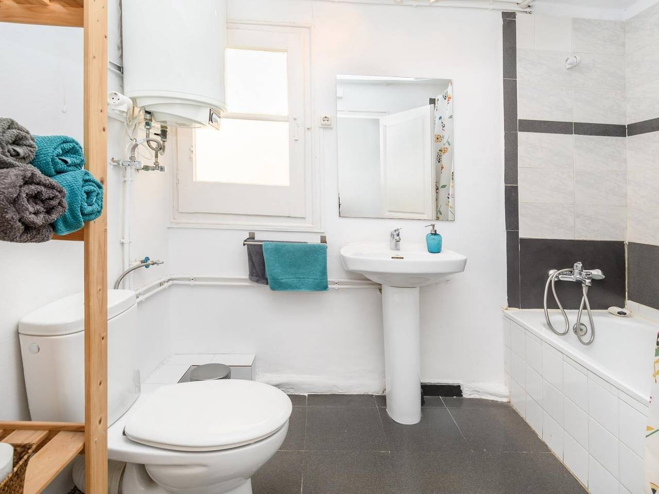 Appartement de vacances entier, Private Roof Top Sant Antoni in Barcelona Centre, Barcelone