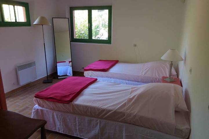 Location de vacances pour 2 personnes, avec terrasse et jardin dans Plage de la Bouillabaisse - 2