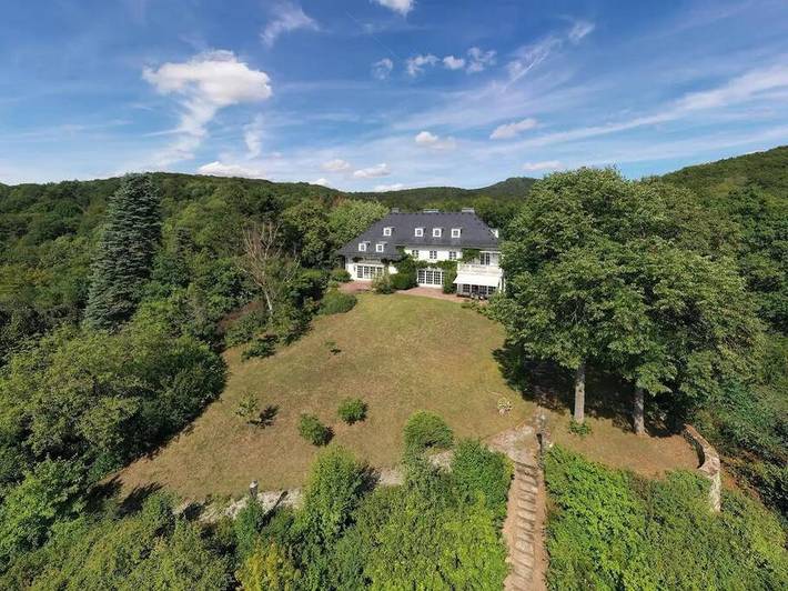 Villa für 10 Personen, mit Balkon und Whirlpool sowie Terrasse und Garten in Siebengebirge