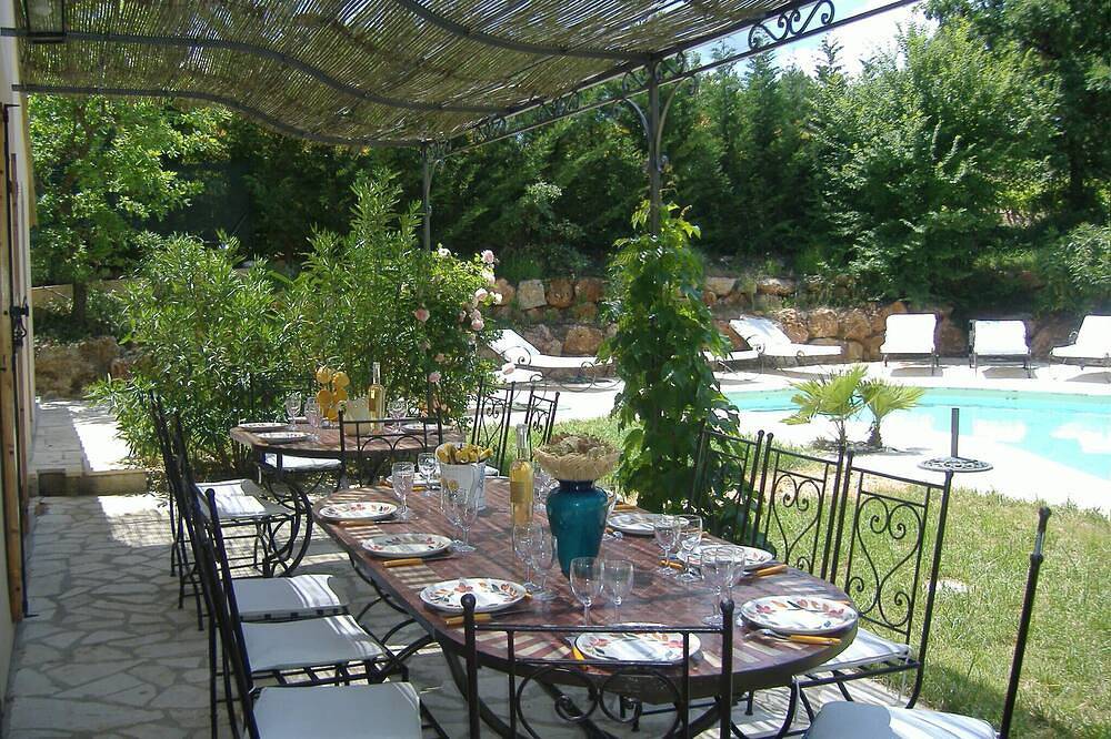 Grosses provenzalisches Landhaus in einem bewaldeten Park mit sehr grossen Swimm in Lorgues, Draguignan Region