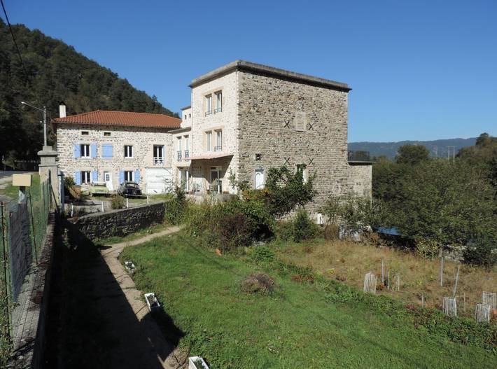 Gîte pour 15 personnes, avec jacuzzi et jardin ainsi que terrasse et sauna