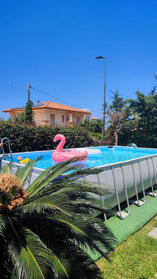 Ferienhaus für 6 Personen, mit Balkon und Whirlpool sowie Terrasse und Garten