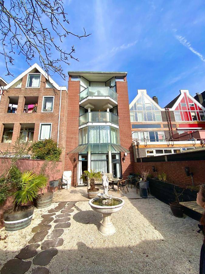 B&b voor 2 personen, with Balkon and Terras as well as Tuin in Almere