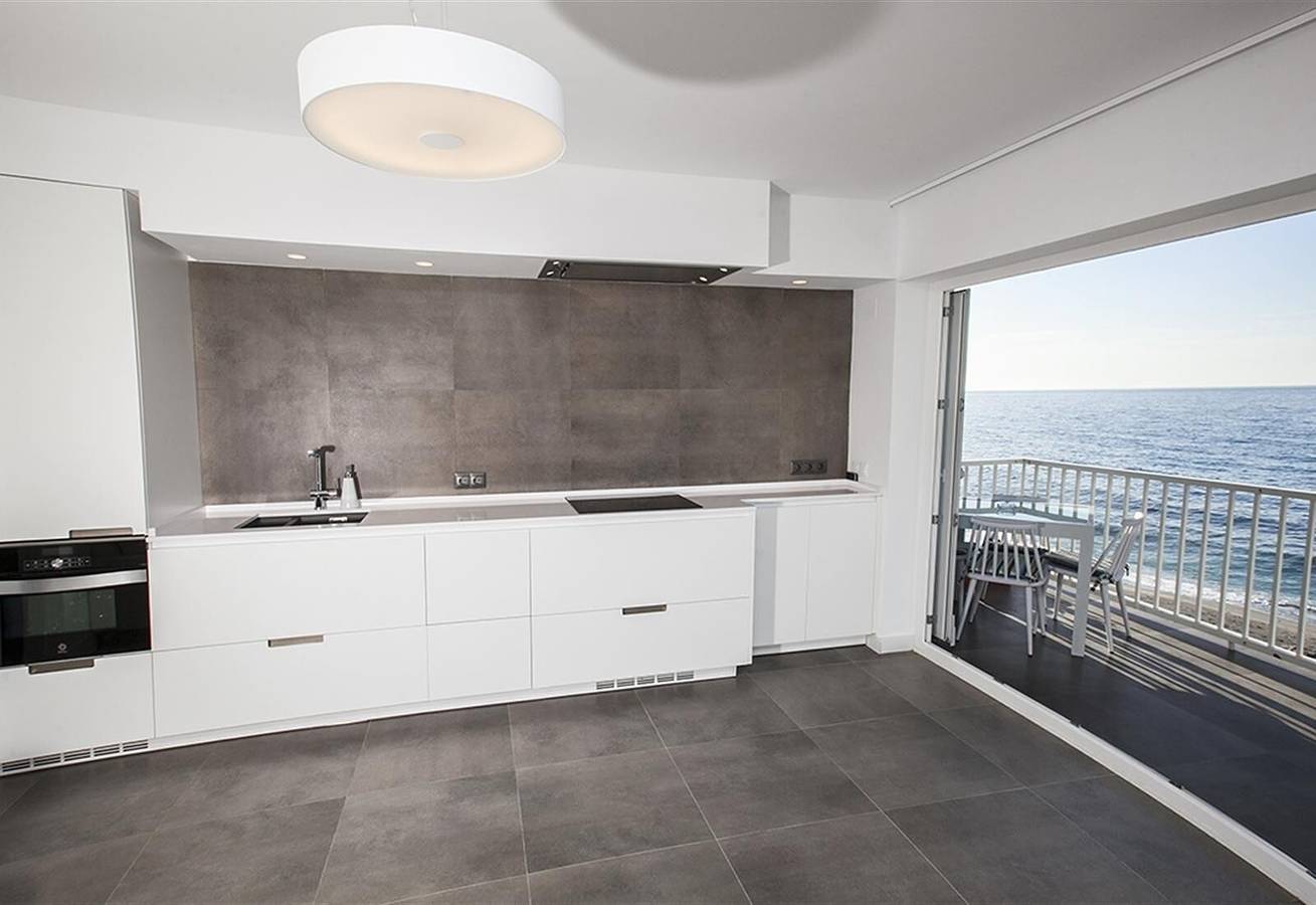 Apartamento entero, Apartamento en Primera Línea de Playa con Vistas al Mar, Balcón, Piscina y Wifi in Playa de la Torrecilla, Nerja