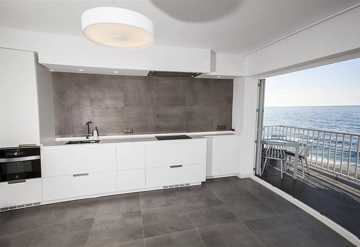 Entire apartment, Apartment on the Beach with Sea Views, Balcony, Shared Pool & Wifi in Playa de la Torrecilla, Nerja