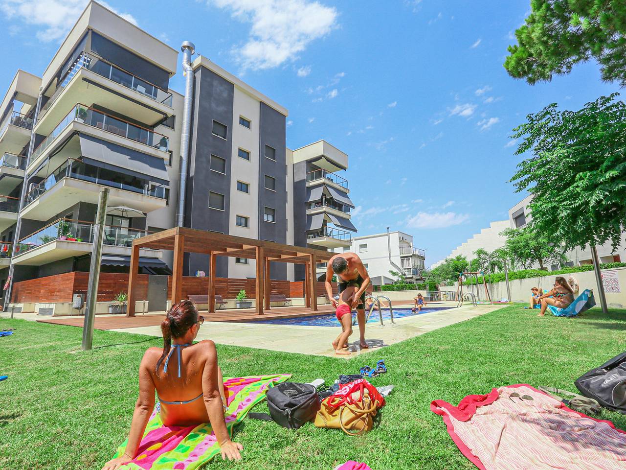 Entire apartment, Beachfront Apartment for 6 with Private Terrace, Garden & Pool Access in Cambrils, Costa Dorada