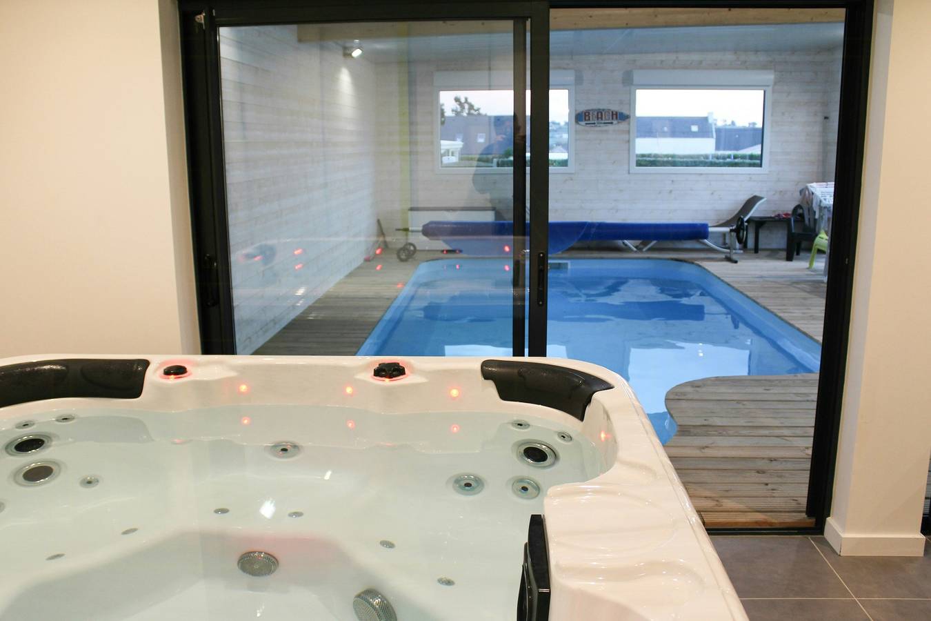 Villa en bois avec piscine couverte près de la baie de Kernic in Plouescat, Côte des Légendes