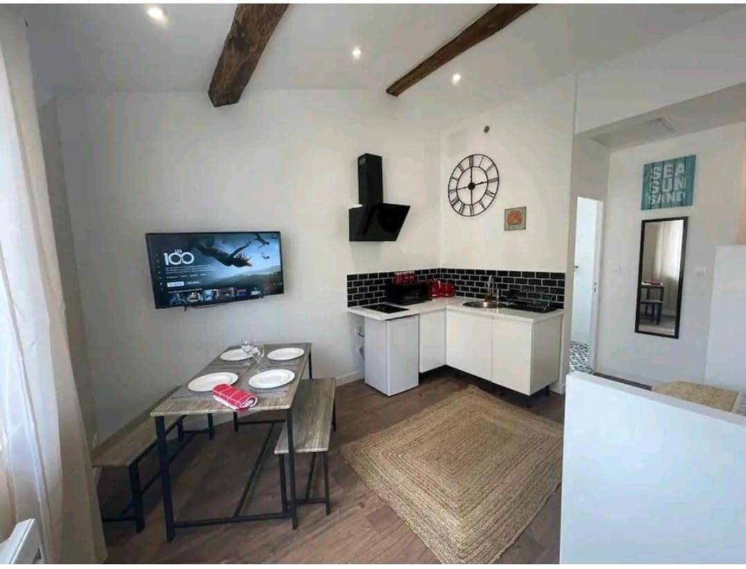 Appartement entier, Apartment with Shower in Niort, Région de Niort