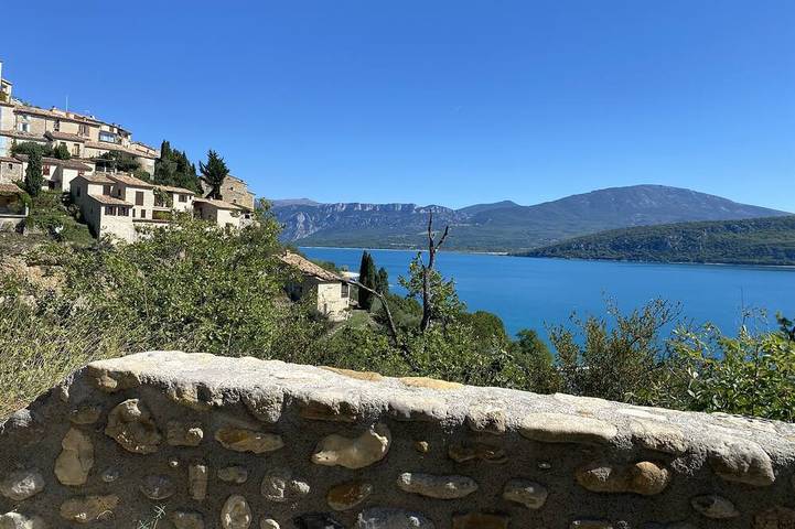 Location de vacances pour 6 personnes, avec balcon/terrasse et terrasse à Sainte-Croix-du-Verdon