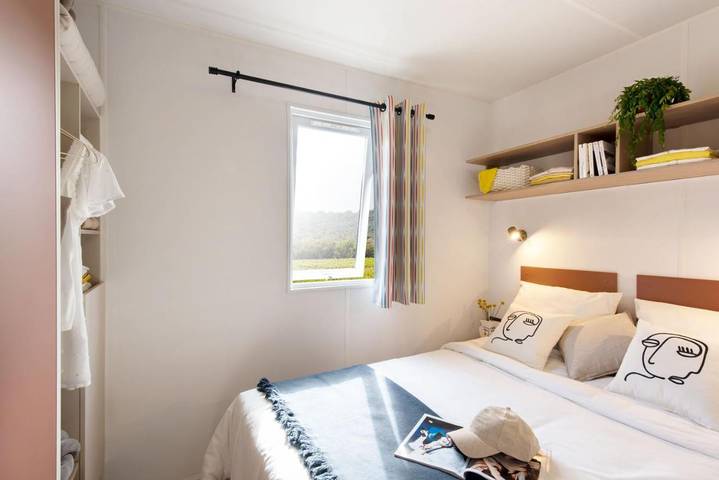 Camping pour 4 personnes, avec terrasse ainsi que piscine et jacuzzi