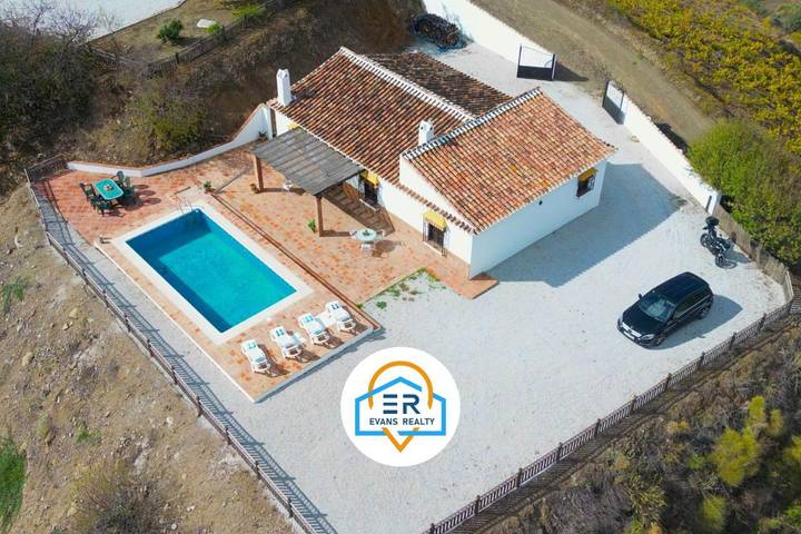 Apartamento para 6 personas, con vistas además de jardín y piscina en Almáchar
