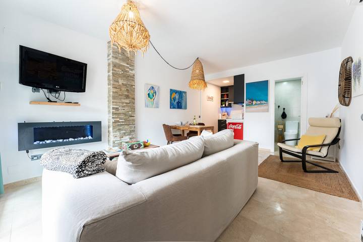 Entire apartment, Apartment 'Mi Patio, Port Of Cabopino' with Shared Pool, Wi-Fi and Air Conditioning in Playa Cabopino, Marbella