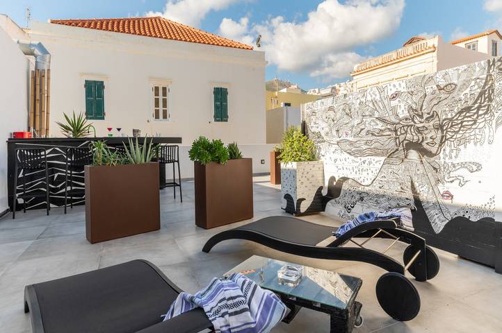 Hel lejlighed, Apartment 'Pop Loft Gallery' with Sea View, Wi-Fi and Air Conditioning in Ermoupoli, Syros