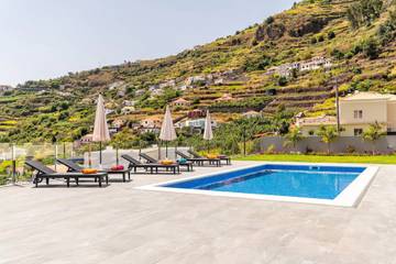 Location de vacances pour 8 personnes, avec jardin dans Arco da Calheta