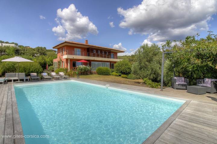 Casa de huéspedes para 10 personas, con vistas además de piscina y jardín - 1