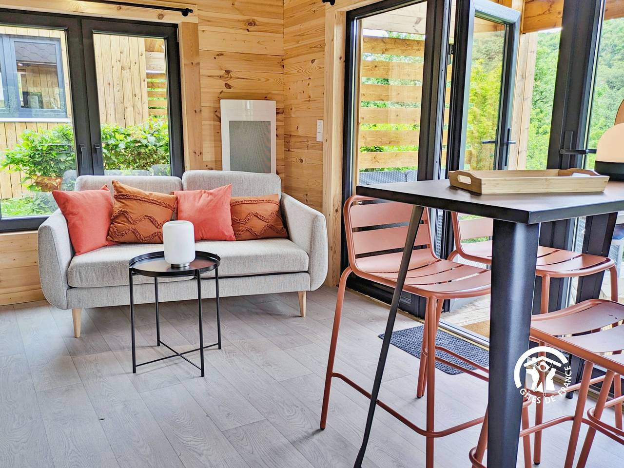 Chalet confortable 4 pers., terrasse, 2 chambres au camping de Coupeau in Saint-Berthevin, Mayenne