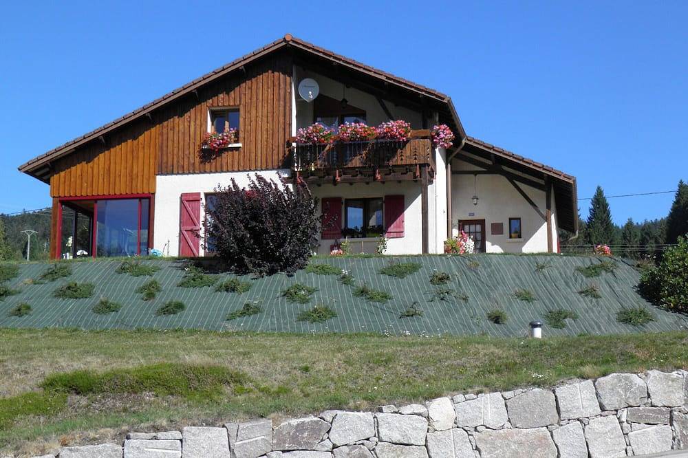 Ganze Wohnung, Gemütliche Ferienwohnung mit Balkon in der Nähe von Skigebiet und Wanderwegen in Ban-sur-Meurthe-Clefcy, Regionaler Naturpark Belchen der Vogesen