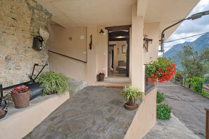Casa Vacanze Agriturismo U' Spigu - "Nonna Annetta" con terrazza privata, giardino in comune e Wi-Fi in Nasino, Alpi Liguri