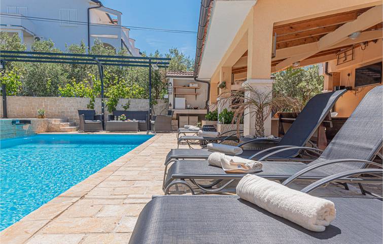 Reizende 1-Zimmer-Wohnung mit Pool, Terrasse und 400 m zum Strand in Brodarica, Šibenik-Knin