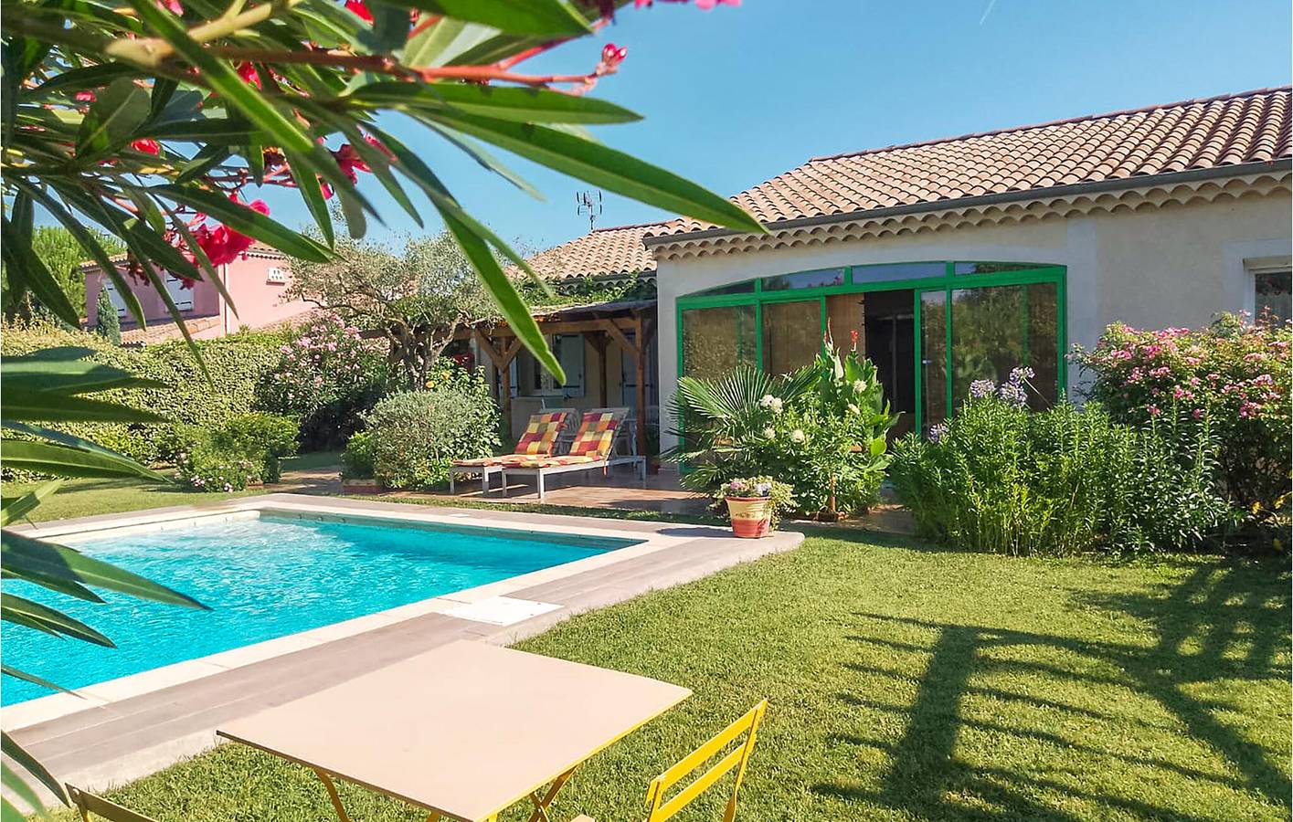 Poolside Garden Apartment in Ancône in Montélimar, Nyons region