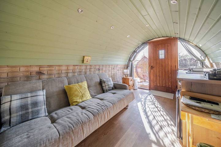 Entire apartment, Cosy escape heated luxury pod with hot tub in Minster-on-Sea, Kent