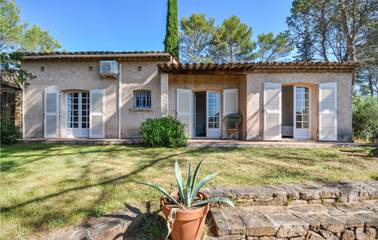 Gîte pour 10 personnes, avec piscine ainsi que vue et terrasse à Gonfaron