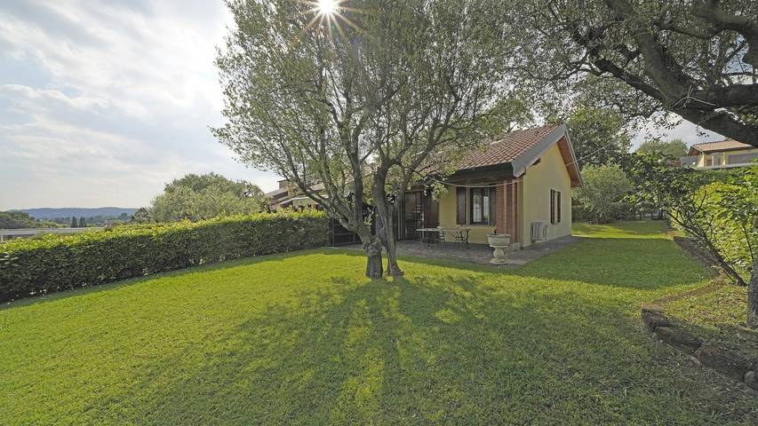 Vakantiehuis voor 4 personen, with zwembad and uitzicht as well as uitzicht op het meer and terras in Moniga del Garda