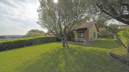 Ferienhaus für 4 Personen, mit Terrasse und Seeblick sowie Ausblick und Pool am Gardasee