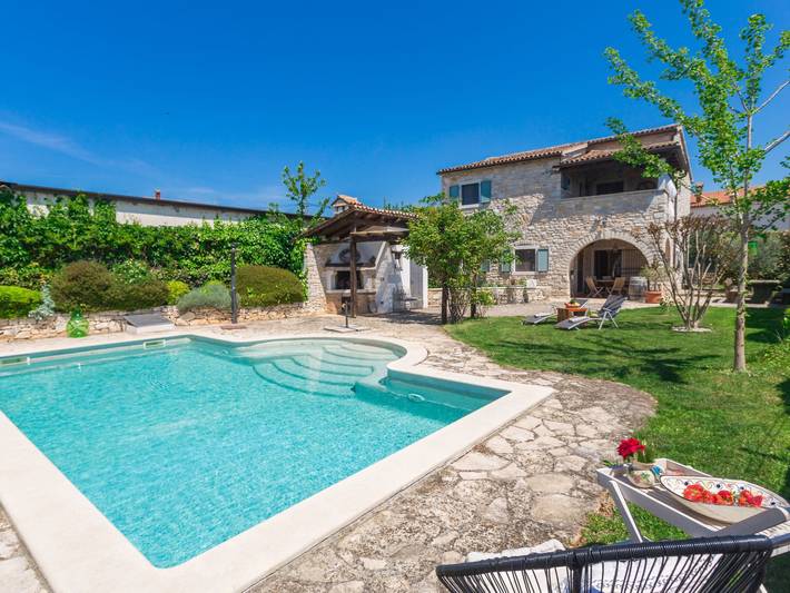 Ferienhaus für 4 Personen, mit Terrasse und Garten sowie Pool und Ausblick in Vošteni