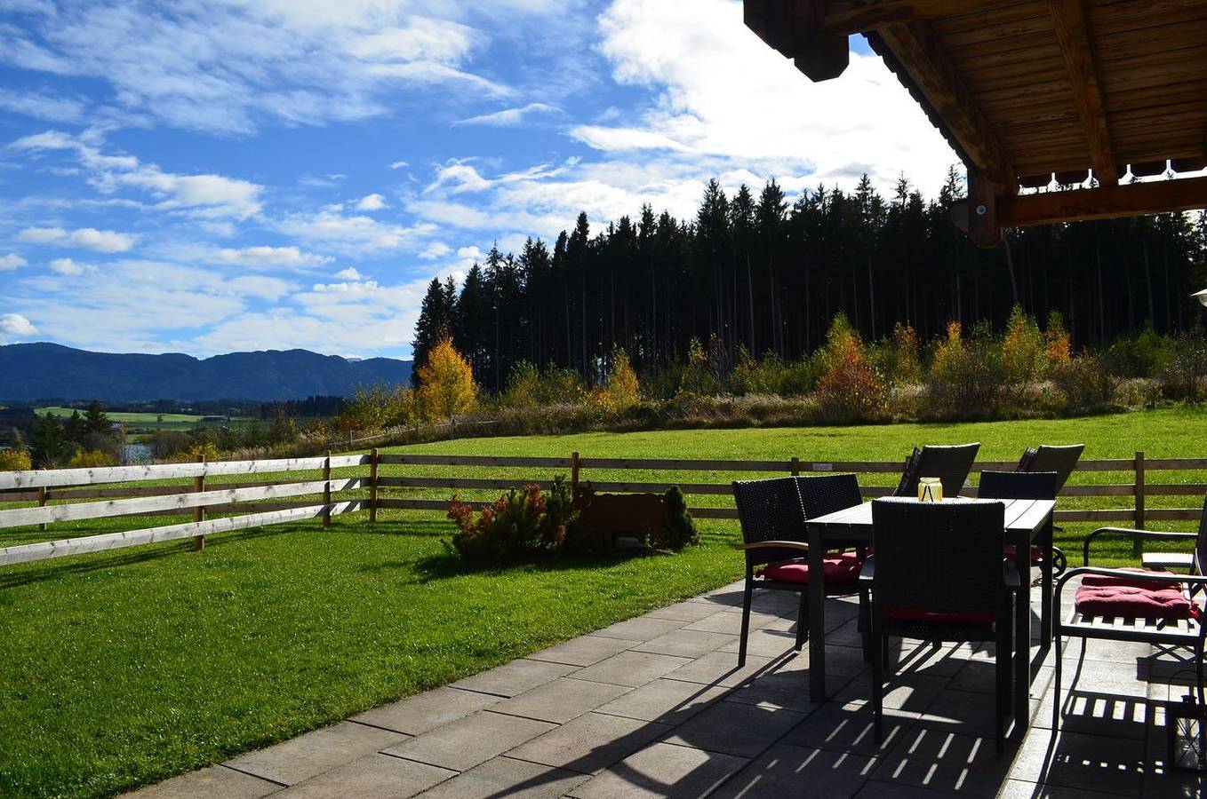 Komfortables Ferienhaus im Feriendorf Via Claudia mit Sauna, Seeblick und Kamin in Lechbruck am See, Bayerisch Schwaben